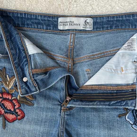 A&F Women's‎ High Waist Boho Cottagecore Embroidered Mini Cuff Jean Shorts 6 - Picture 8 of 9